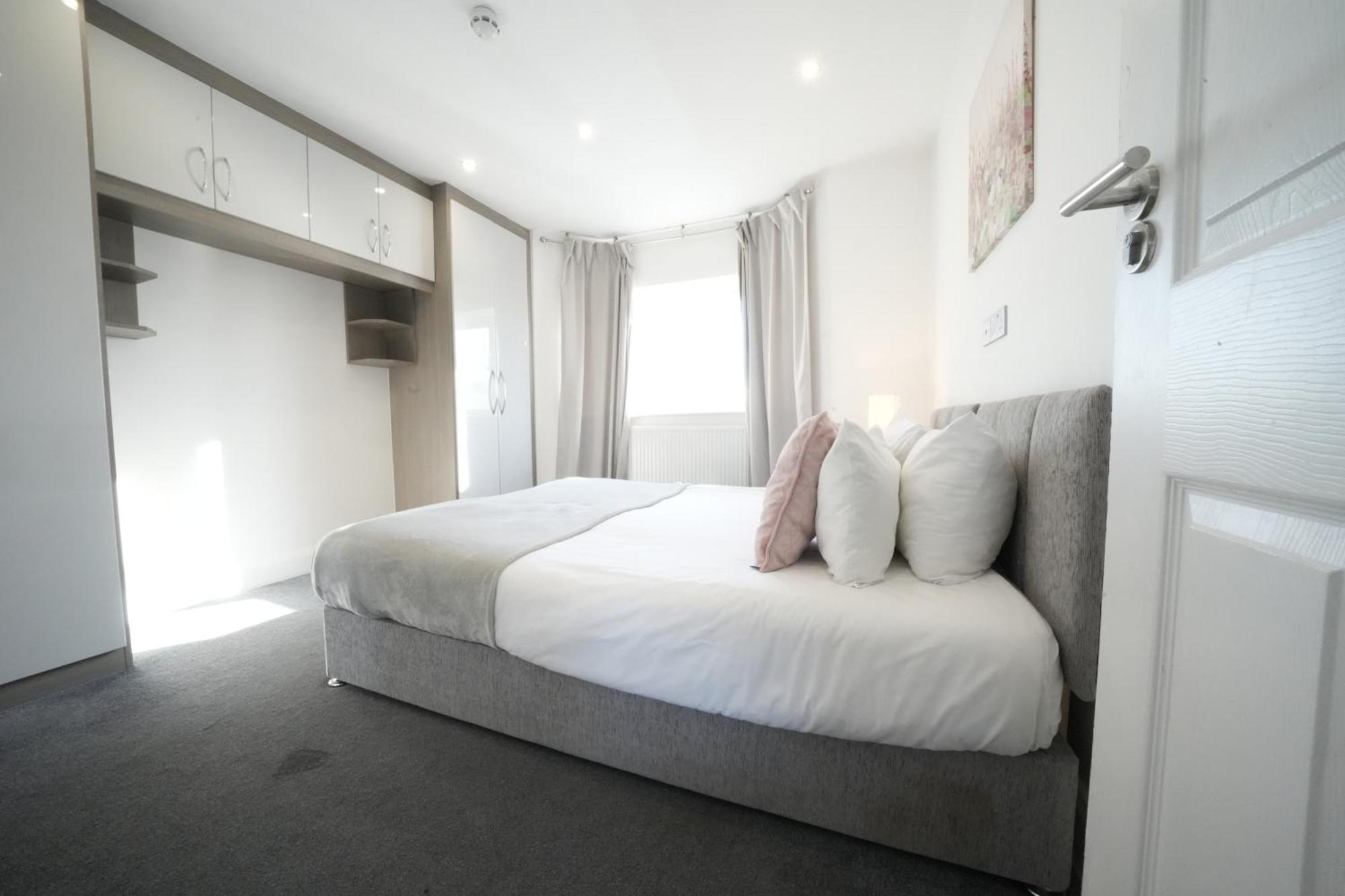 Hatton Apartments: Airport-Adjacent with Free Parking and Underground Access London Exterior photo