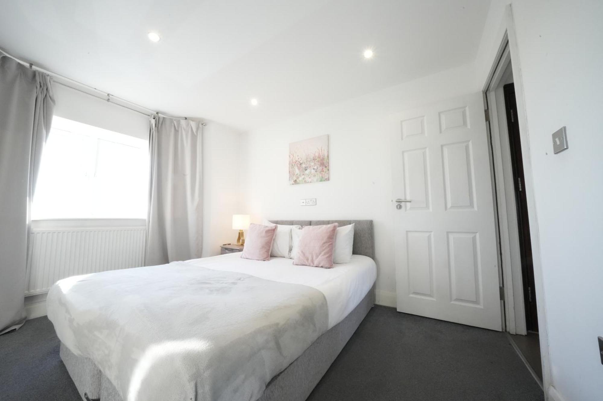 Hatton Apartments: Airport-Adjacent with Free Parking and Underground Access London Exterior photo