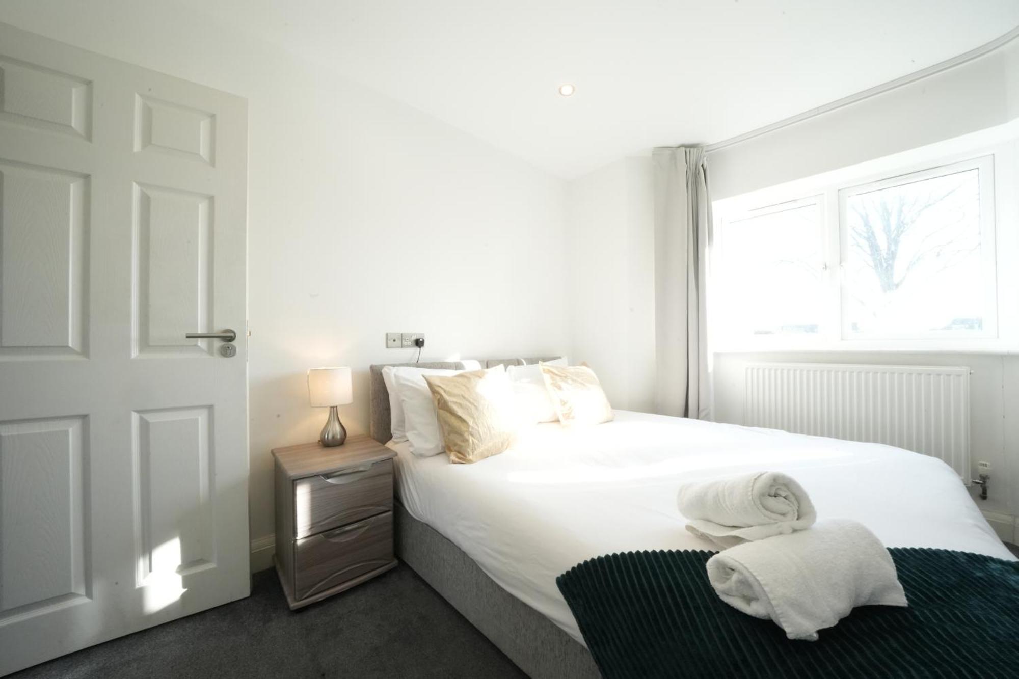 Hatton Apartments: Airport-Adjacent with Free Parking and Underground Access London Exterior photo