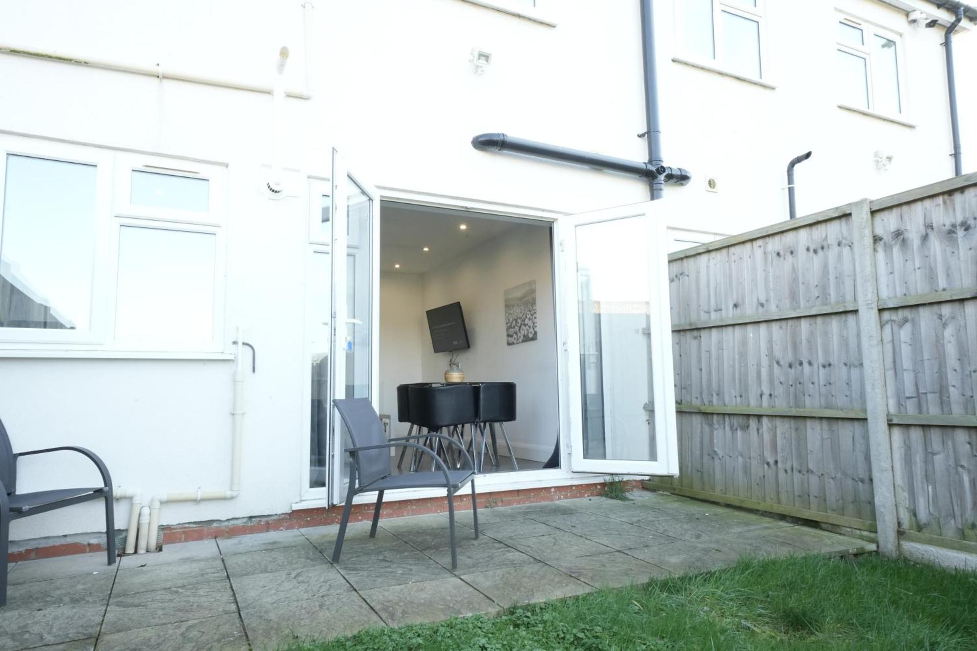 Hatton Apartments: Airport-Adjacent with Free Parking and Underground Access London Exterior photo